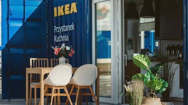 projekt kuchni znajdujący się w niebieskim kontenerze magazynowym IKEA
