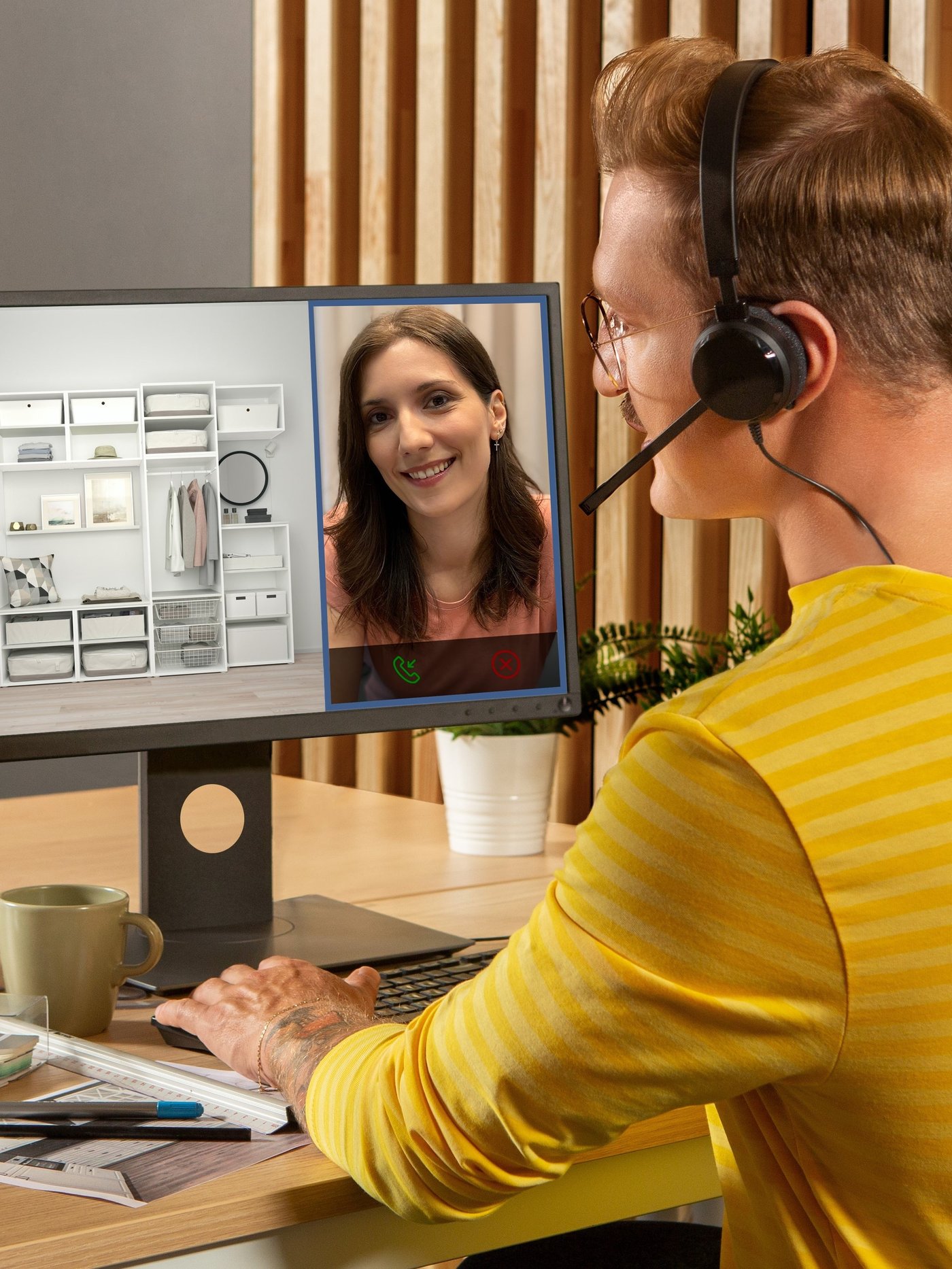 projektant IKEA aranżujący wnętrze dla klientki online