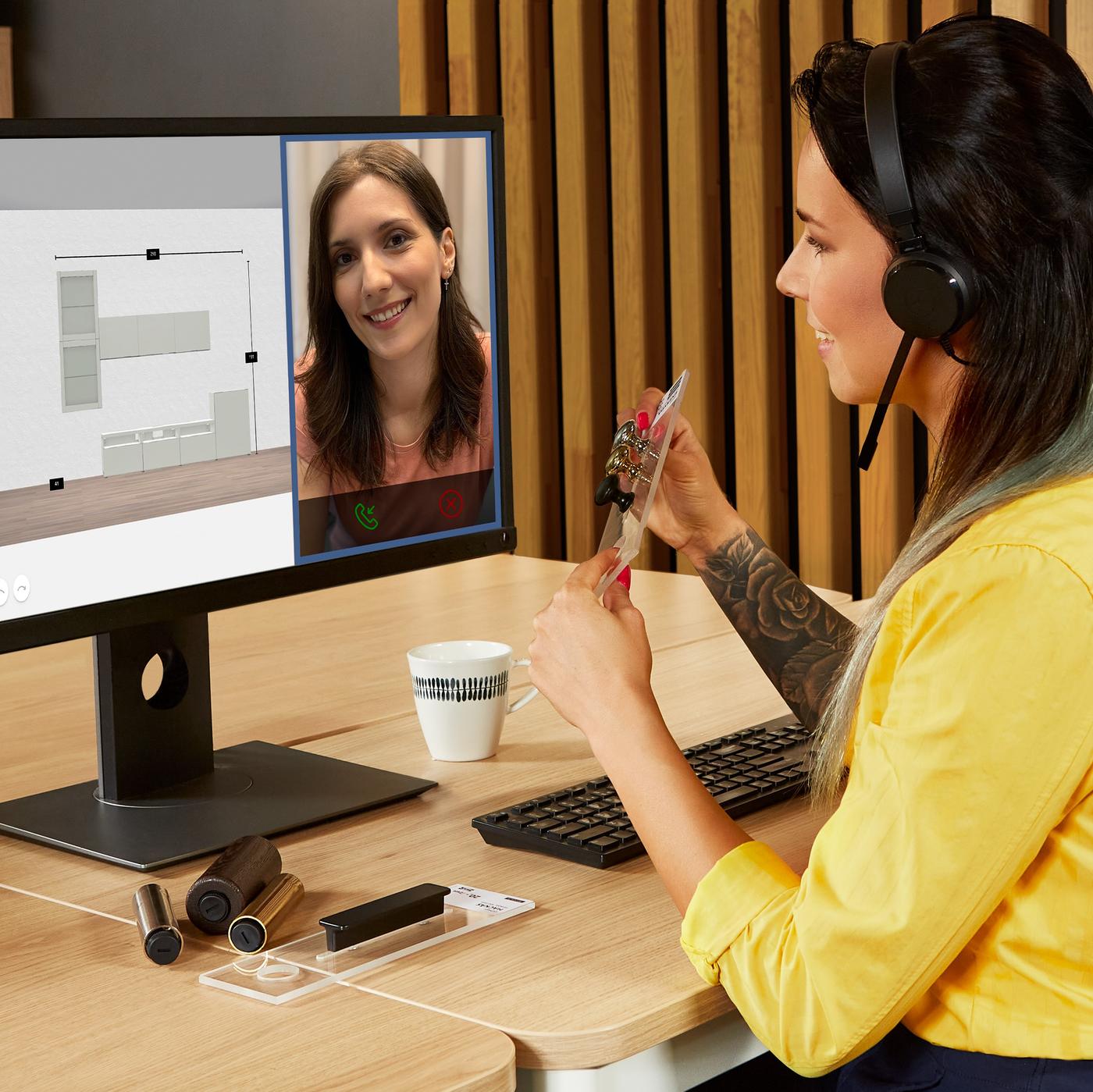 Projektantka IKEA projektująca rozwiązanie BESTÅ z klientką online.