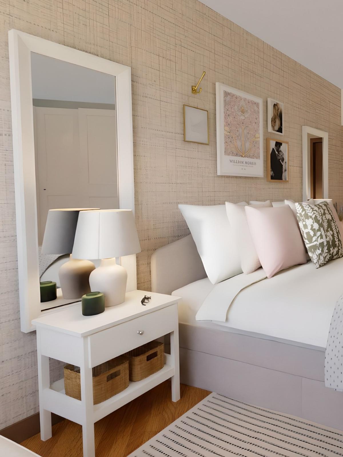 Projeto de design de interiores de quarto com cama de casal, mesas de cabeceira HEMNES e roupeiros PAX com portas brancas e em vidro.