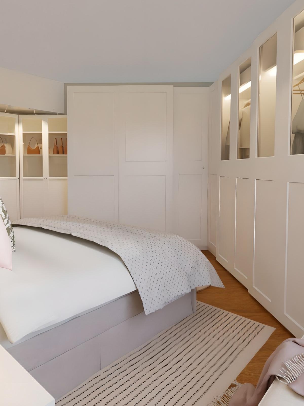 Projeto de design de interiores de quarto com cama de casal, mesas de cabeceira HEMNES e roupeiros PAX com portas brancas e em vidro.