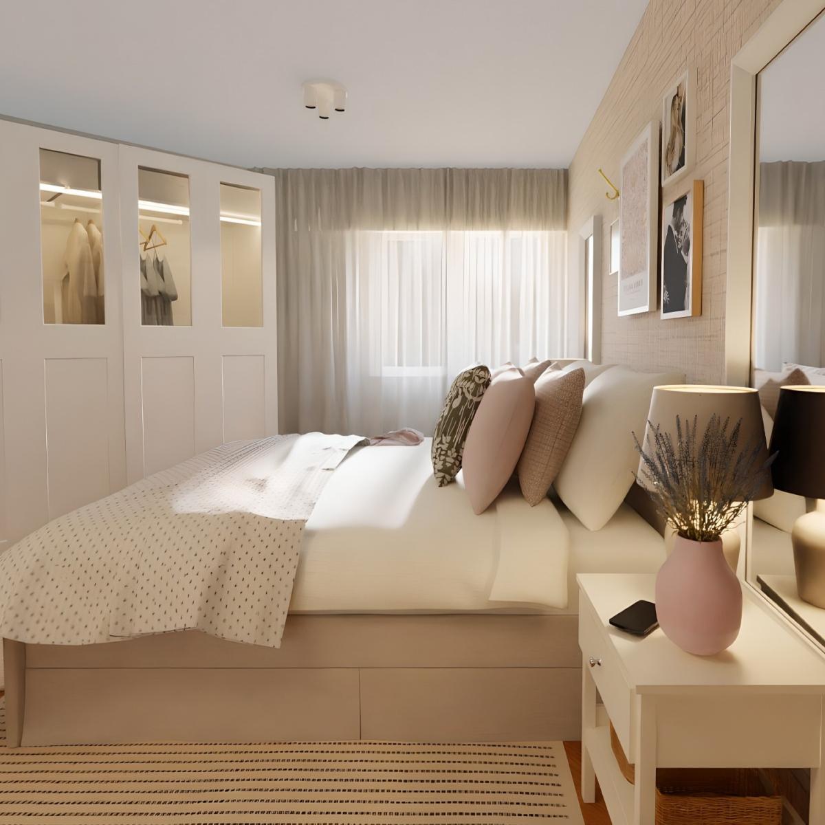 Projeto de design de interiores de quarto com cama de casal, mesas de cabeceira HEMNES e roupeiros PAX com portas brancas e em vidro.