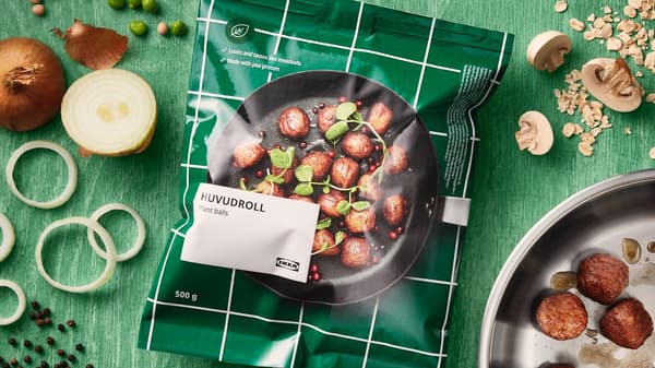 Proteinbällchen liegen auf einem grünen Untergrund