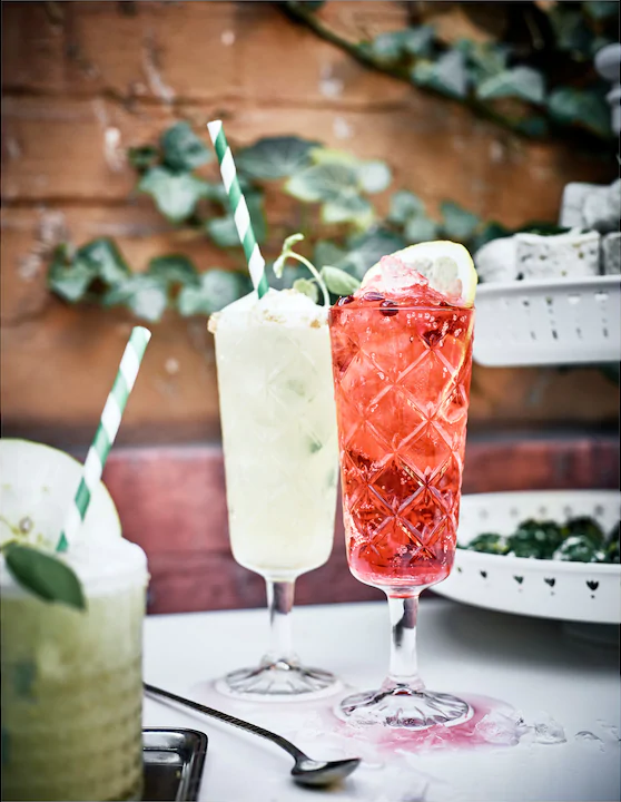 Прозрачный бокал для вина с рисунком оригинальной формы в виде вытянутого колокола на довольно невысокой ножке. Идеальная форма, материал и дизайн бокала для подачи коктейлей.