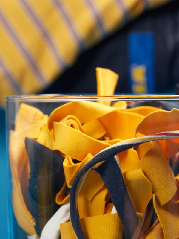 Prúžky látky zo starej uniformy IKEA.