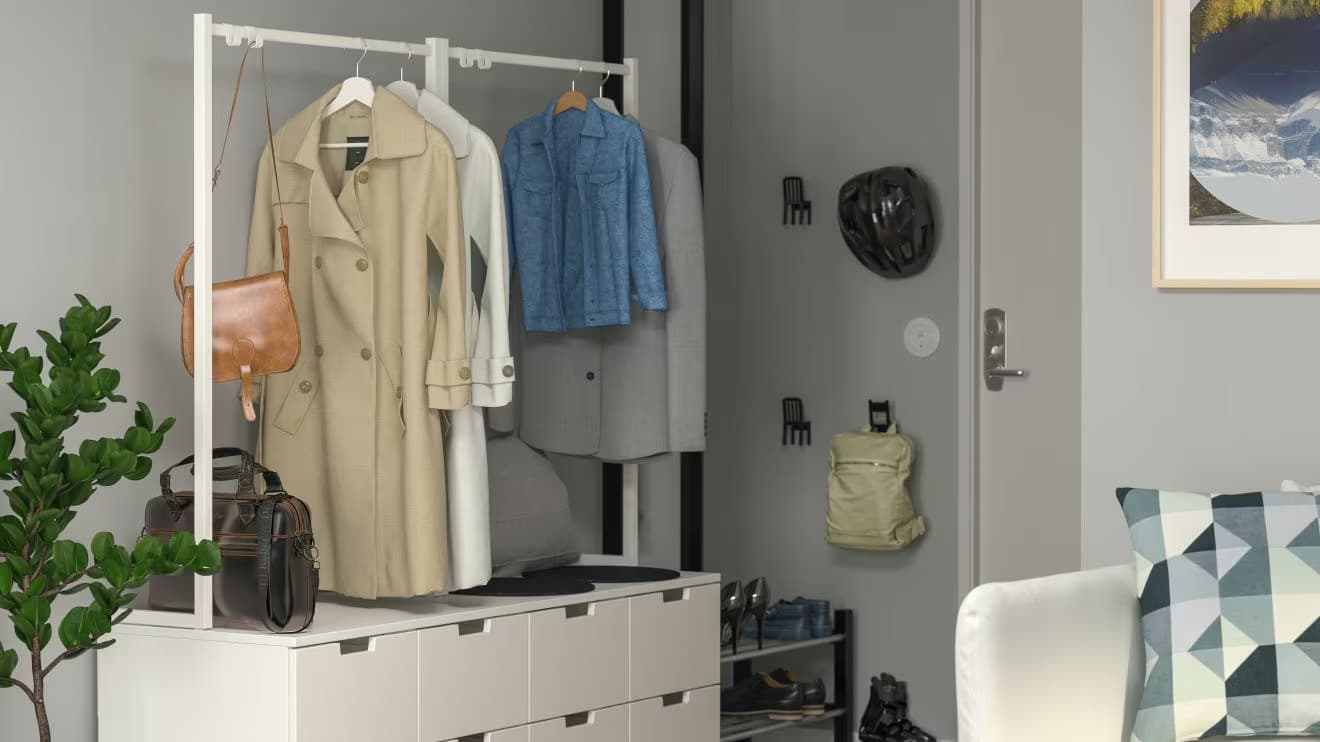 przedpokój z wieszkami na ubrania i półkami na buty