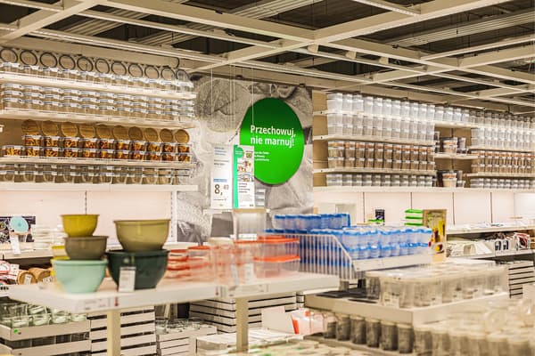 Przestrzeń, w której wystawione są przybory do gotowania.