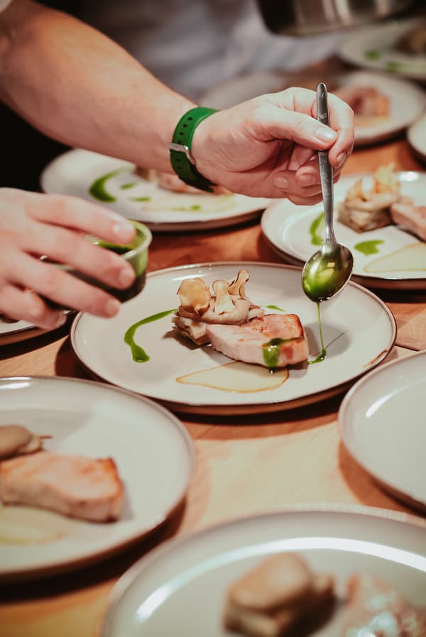 Przygotowywanie dań podczas kolacji