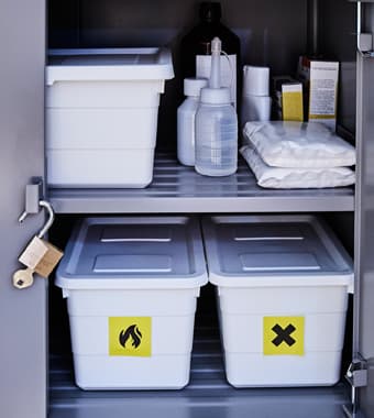 Przytulny kącik na balkonie udekorowany tekstyliami i łańcuchem świetlnym.