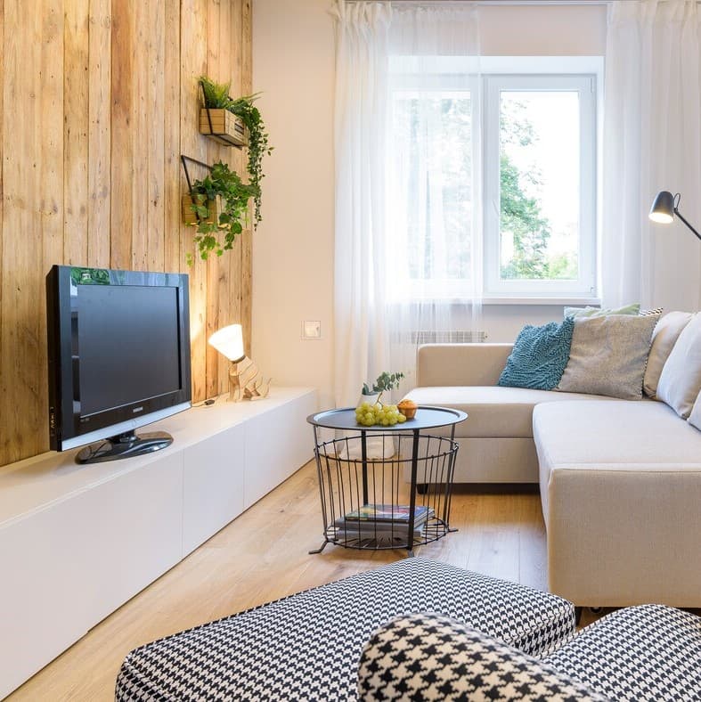 Przytulny salon z aneksem kuchennym w bloku