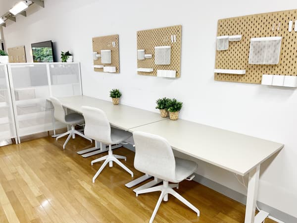 パーテーションや高さのある収納を使用した部屋。