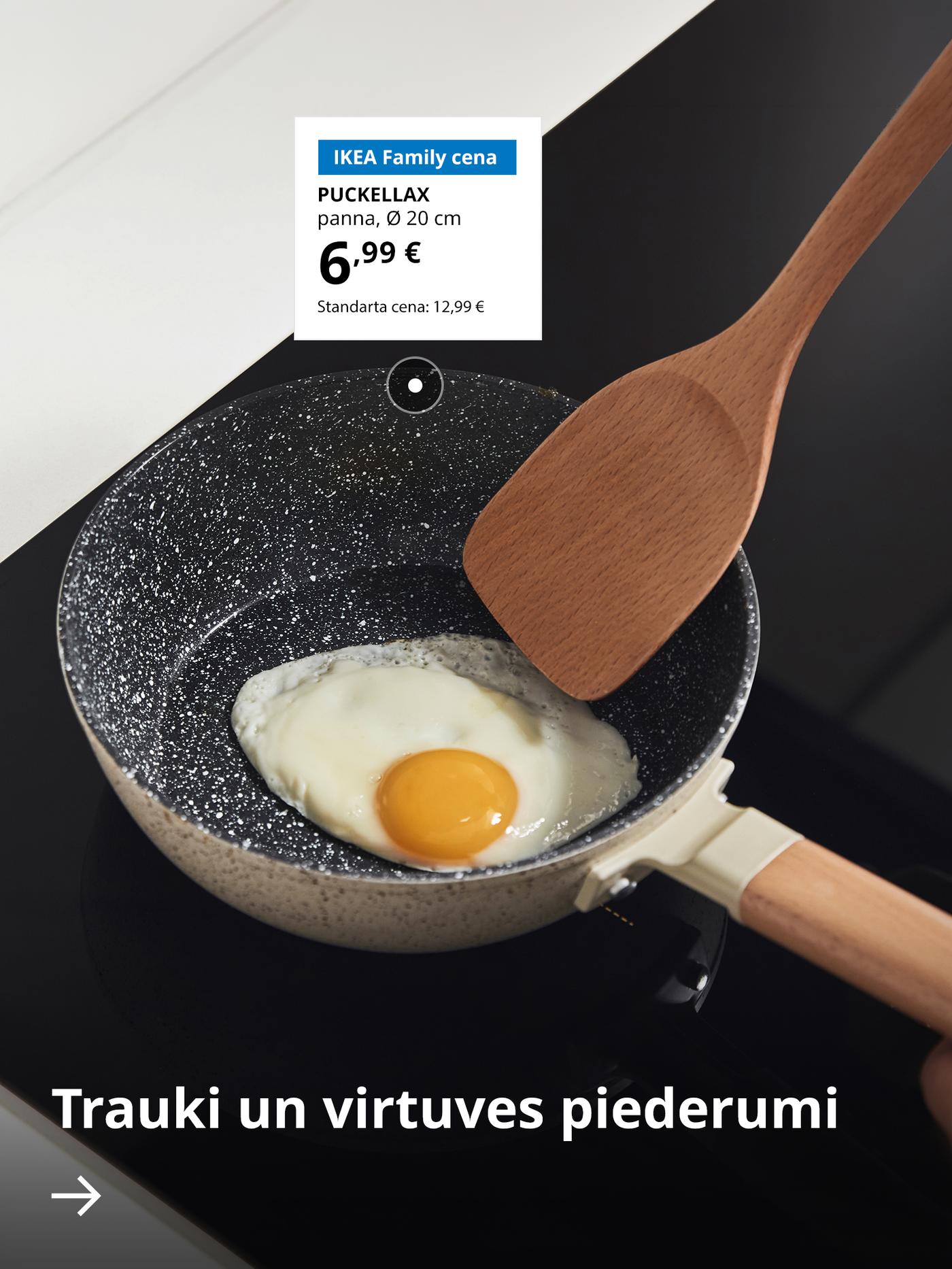 PUCKELLAX pannā cep olu. Blakus uz balta fona redzama piedāvājuma cena – 6,99 € (standarta cena: 12,99 €). Apakšā uzraksts "Virtuves un galda piederumi" un zem tā – balta bultiņa.