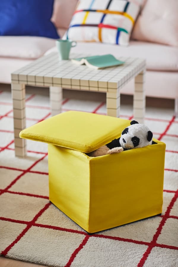 Puf amarelo con almacenaxe