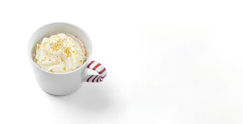 Pumpkin spiced latté se šlehačkou a skořicí a hrnek VINTERFINT 2025