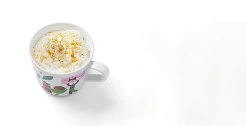 Pumpkin spiced latté se šlehačkou a skořicí a hrnek VINTERFINT 2025