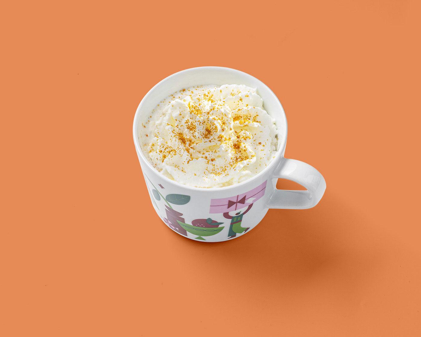 Pumpkin spiced latté se šlehačkou a skořicí a hrnek VINTERFINT 2025