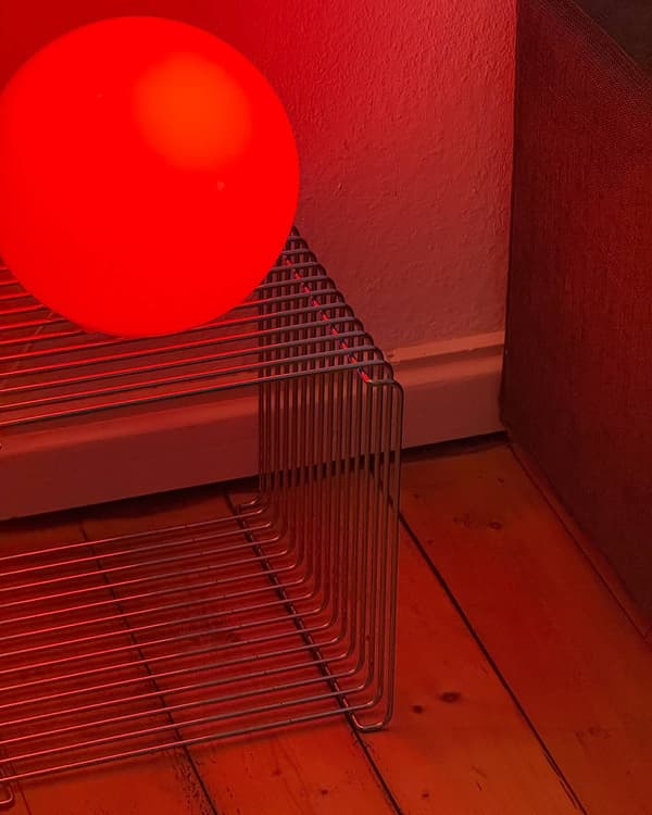 Punaiseksi säädetyllä älylampulla viimeistelty FADO-pöytävalaisin.