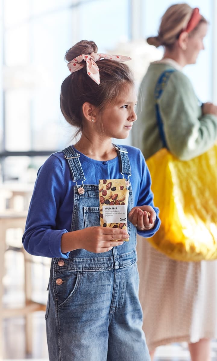 Punčka v rokah drži izdelek iz Prodajalne švedske hrane.