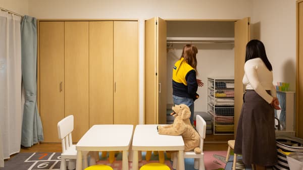 プレイルームを見て回る人物たち