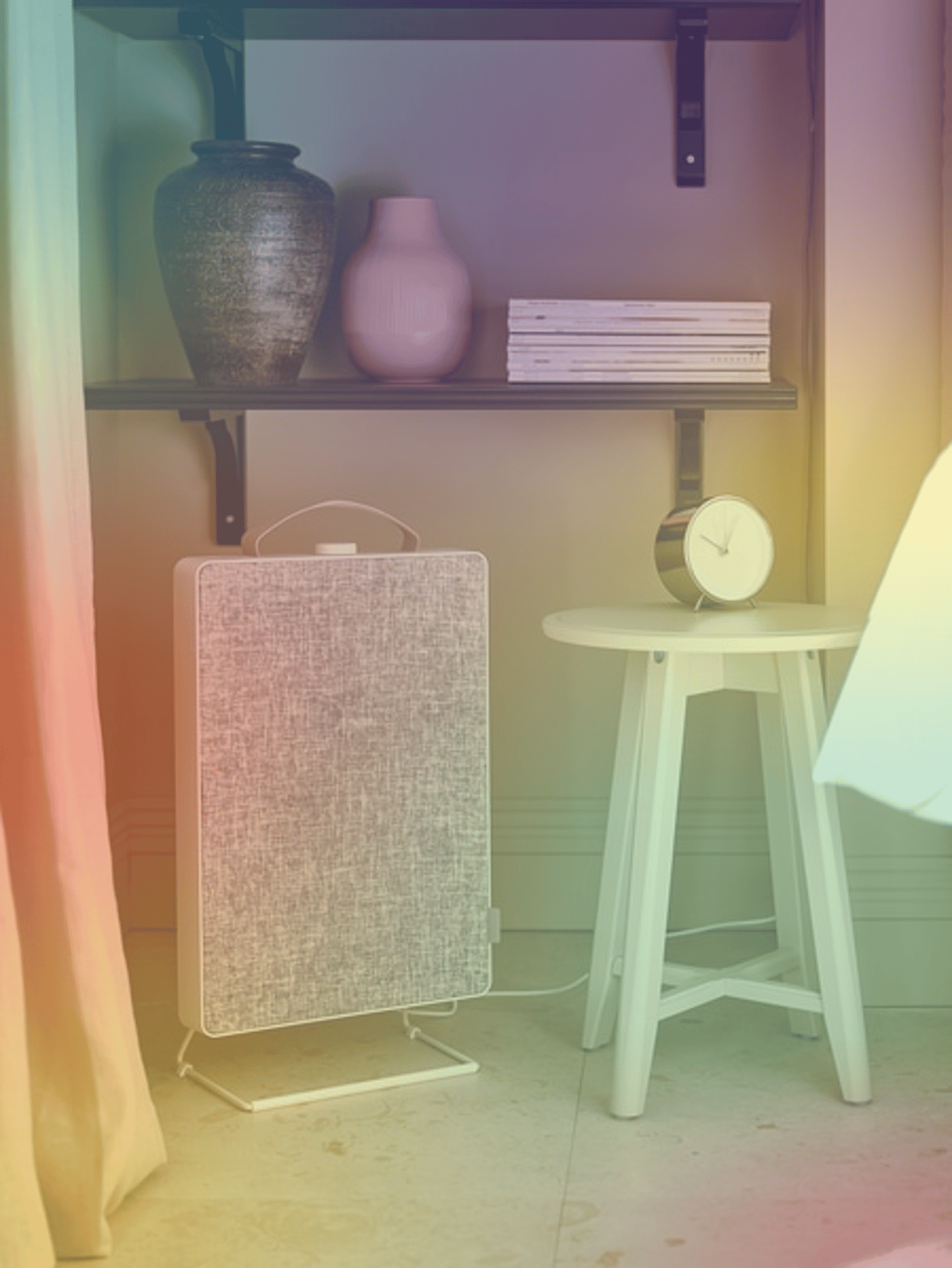 Purificateur d'air posé près d'un tabouret avec un réveil dessus