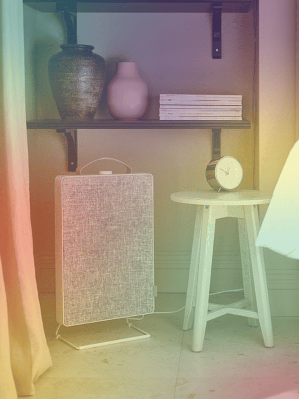Purificateur d'air posé près d'un tabouret avec un réveil dessus