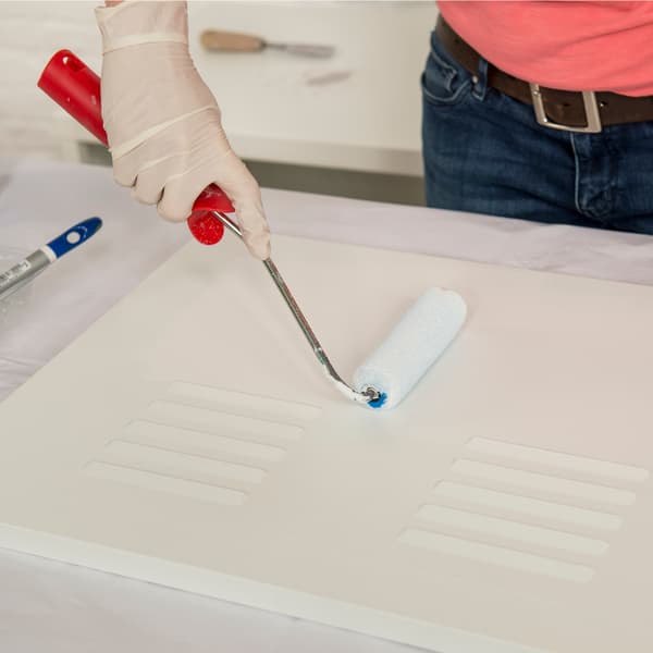 Put a coat of universal primer on the doors and let them dry.