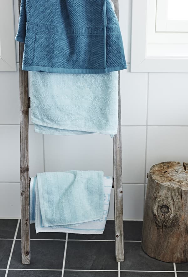 Putting different shades of the same colour together is a clever way to vary your theme without straying from it.