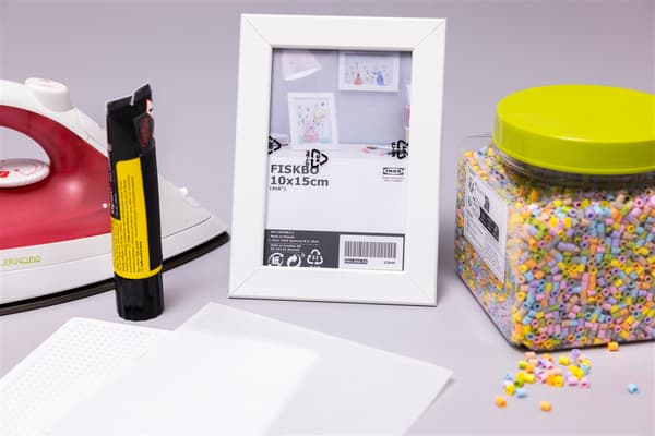 PYSSLA Bügelberlen​
PYSSLA Steckperlenplatte
​FISKBO Bilderrahmen
​Bügeleisen
​Backpapier​
Klebstoff
​Lineal zum Nachmessen