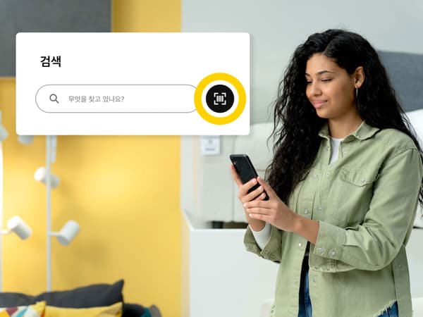 휴대폰을 들고 QR코드를 스캔하는 한 손을 담은 픽토그램.