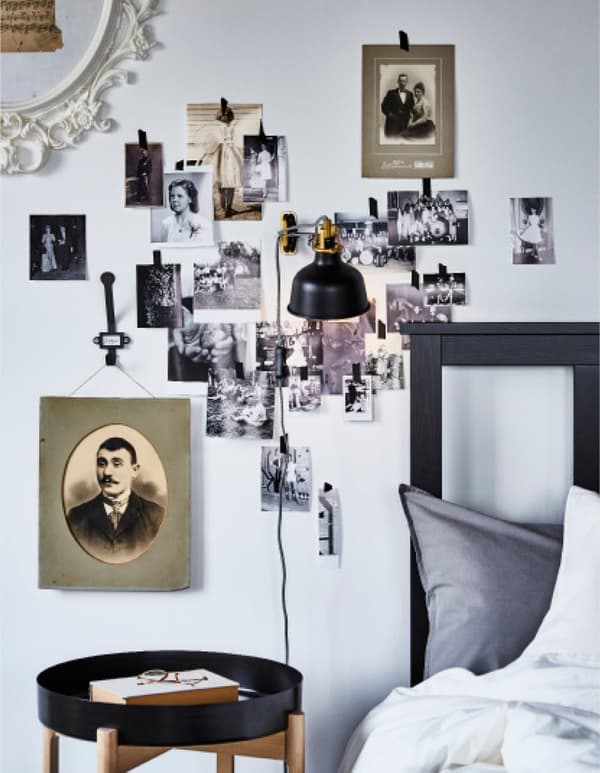 Qualche idea nuova per una camera da letto in stile rustico? Da IKEA trovi tante strutture letto tradizionali come HEMNES marrone-nera, realizzata in legno massiccio proveniente da fonti sostenibili. E per un tocco originale decora la parete dietro la testiera con le tue foto preferite.