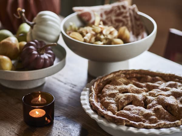 Quand les feuilles tombent et que le temps se refroidie dehors, la chaleur s’installe à la maison : une déco douce, réconfortante, une table accueillante et des détails parfumés qui font de l’automne la saison la plus conviviale.
