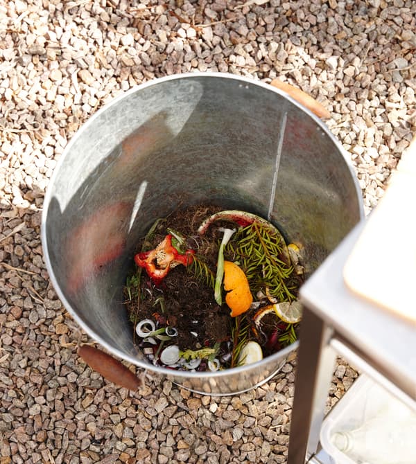 Quand on cuisine dehors, il est toujours pratique d’avoir sous la main une poubelle pour les déchets compostables
