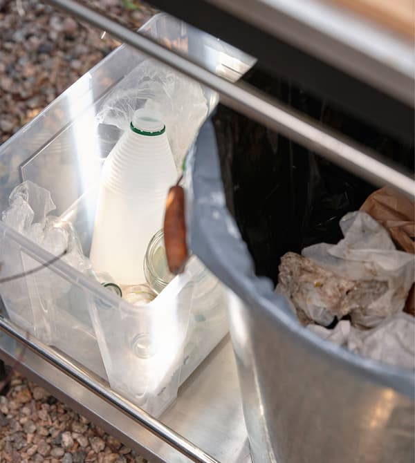 Quand on cuisine dehors, il est toujours pratique d’avoir une poubelle sous la main pour les déchets