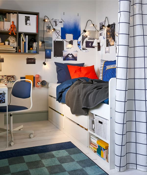 Quarto de criança com cama individual e arrumação debaixo da cama, arrumação de parede e cortinado para criar privacidade.