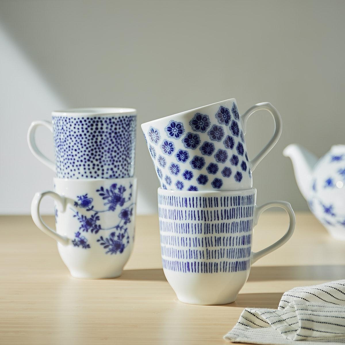 Quatre gobelets  ENTUSIASM ornés d’un motif bleu/blanc 