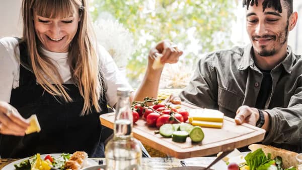 Quatre jeunes amis sur le point de s'asseoir pour un repas par une journée ensoleillée
