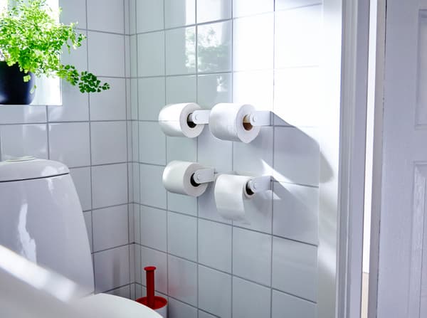 Quatre porte-rouleaux WC IKEA ENUDDEN installés à côté du WC