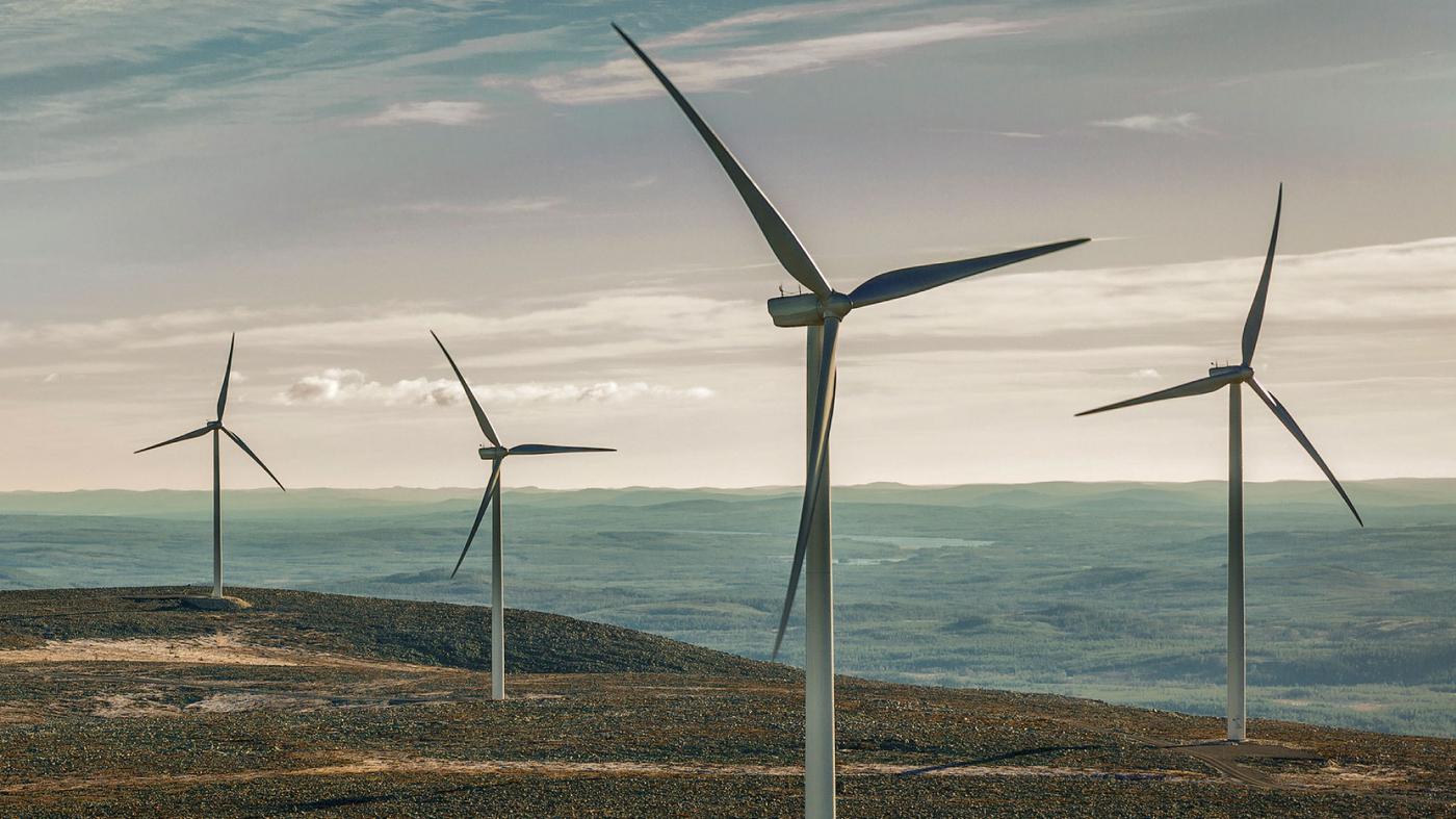 Quatres éoliennes dans un champ