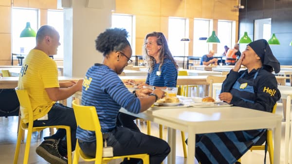 Quatro colaboradores da IKEA a lanchar.