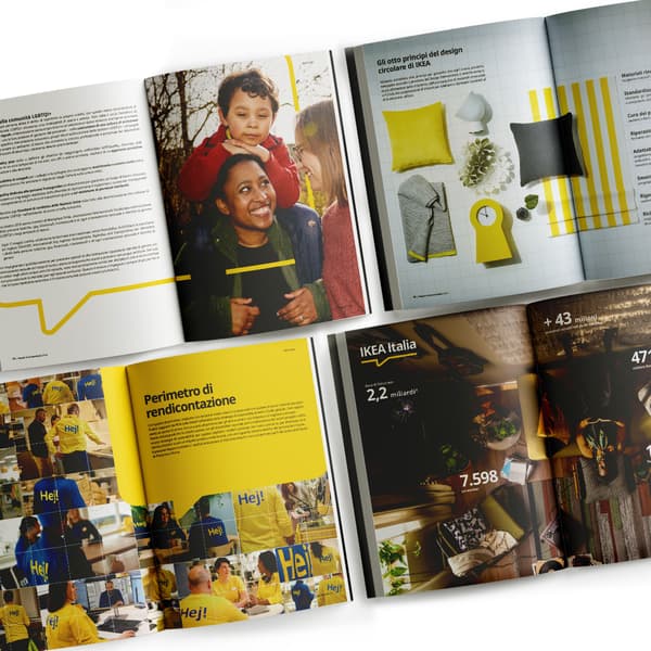 Quattro copie del report di sostenibilità 2024 di IKEA Italia aperte che mostrano otto diverse pagine