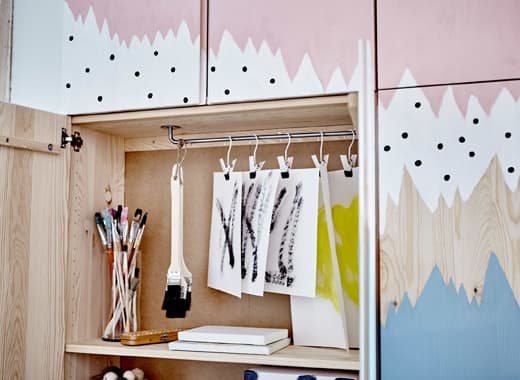 Quattro mobili IVAR dipinti con un motivo astratto montati uno accanto all'altro creano un forte impatto e offrono molto spazio per organizzare - IKEA