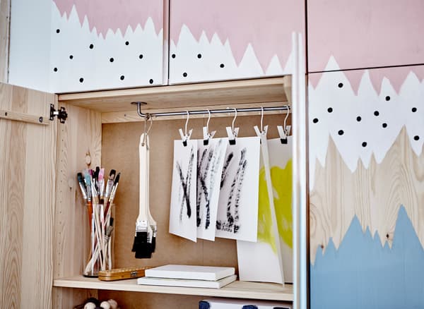 Quattro mobili IVAR dipinti con un motivo astratto montati uno accanto all'altro creano un forte impatto e offrono molto spazio per organizzare - IKEA