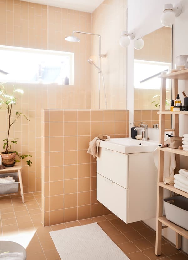 Qu'est-ce qui donne un air de spa à une salle de bain ? La série de douchettes chromées IKEA BROGRUND et les rangements en bouleau VILTO vous permettent d'aménager la salle de bain avec style.