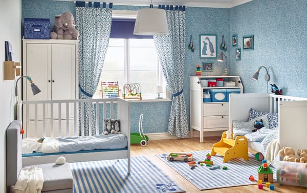 Questa rilassante cameretta sui toni del blu è stata realizzata con due lettini e un fasciatoio della serie SUNDVIK, dallo stile tradizionale. Il fasciatoio ha due cassetti e un vano a giorno sotto il piano - IKEA
