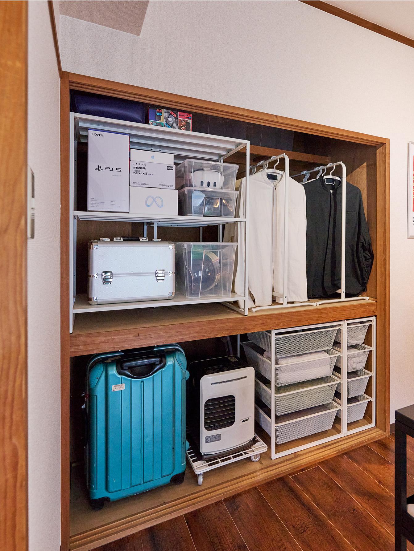 ラベル付きの箱、衣類、収納引き出しが整然と並ぶクローゼット。