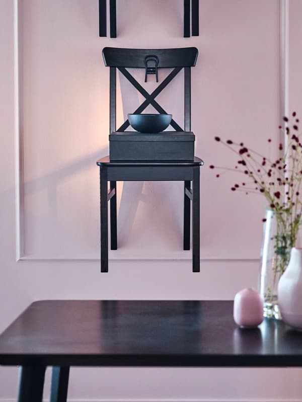 Rafraîchis le séjour avant les fêtes ! IKEA propose du mobilier moderne, comme la chaise IDOLF. Pour la chaise IDOLF, nous avons trouvé le moyen d’utiliser 23% de bois en moins et de l’alléger d’un kilo – tout en préservant le confort et la solidité.