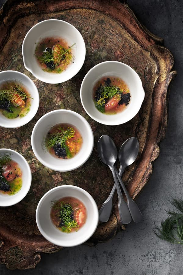 Rajčinová pochúťka s kaviárom v miskách.