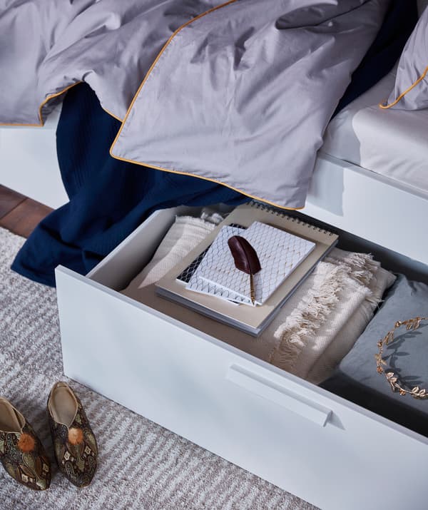 Rám a čelo postele BRIMNES môžete doplniť úložnými priestormi pod posteľ, kde uložíte všetko potrebné.