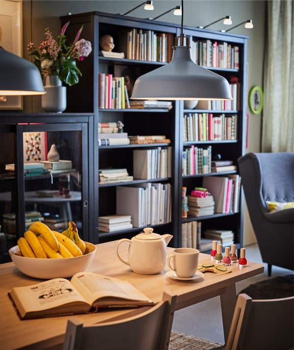 ตำแหน่งที่เหมาะสมที่สุดของโคมไฟแขวน ลองติด RANARP/รอนนาร์ป ของอิเกียให้สูงจากโต๊ะอาหาร 60 ซม. เพื่อไม่ให้แสงไฟส่องเข้าตาโดยตรง