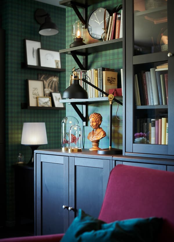 RANARP مصباح عمل من ايكيا لون أسود مع رأس وذراع قابلين للتعديل، مصنوع من وصلات فولاذية وأسلاك قماش مخططة. مع مصباح طاولة زجاجي TÄRNABY من نمط مصابيح الكاز.